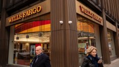 Печалбата на Wells Fargo е намаляла близо наполовина през тримесечието