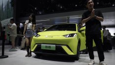 Един малък китайски електромобил заплашва автомобилната индустрия в САЩ