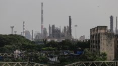 Всички погледи са насочени към Индия, а не към Китай, относно бъдещето на петрола