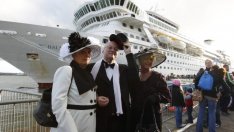 Два круизни кораба отбелязват годишнината от потъването на „Титаник“ на място