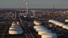 Блокадата на Ормуз е свила добива на петрол от ОПЕК с 30% и заплашва ръста на търсенето