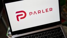 Спорната алтернатива на Twitter Parler уволни шефа си