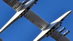 Най-големият самолет в света направи първия си полет над Калифорния