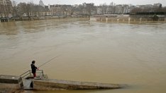 Евакуираха 1500 души в Париж заради високото ниво на Сена