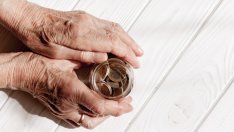 Делът на бедните в България се е свил незначително през миналата година