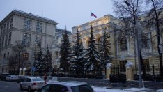 Руската централна банка смекчава ограниченията за валутни преводи в чужбина