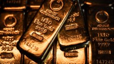 Цената на златото удари нов рекорд в очакване на още мита