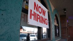 Американските компании са увеличили умерено наемането на нов персонал през февруари