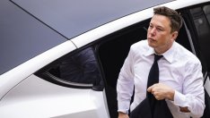 Кои са хората в сянка, които насърчиха Мъск да купи Twitter?