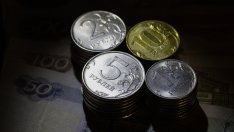 Руската рубла ще поевтинее рязко тази година