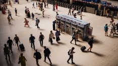 Великобритания губи по-малко работни места от очакваното след увеличението на данъците