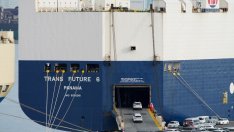 Кораб, превозващ електромобили, е изоставен в Тихия океан заради пожар