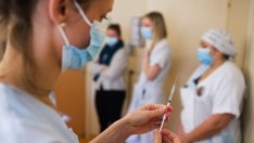 ЕС предлага цел за ваксиниране на 70% от населението до лятото