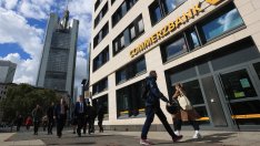Шефът на Commerzbank обеща да увеличи печалбата, за да отблъсне офертата на UniCredit