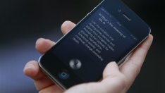 Apple съживява спадащите продажби на хардуер със Siri