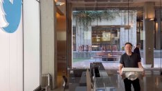 Мъск става „Главен туитър" и внесе мивка в централата на Twitter