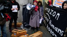 Над 30 души са протестирали пред дома на Джеф Безос по време на Кибер понеделника
