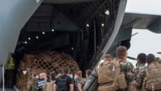 Хаос на летището в Кабул спря евакуацията на чуждестранни дипломати