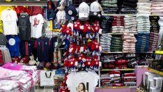 Париж разчиства търговците на фалшиви луксозни стоки преди Олимпиадата