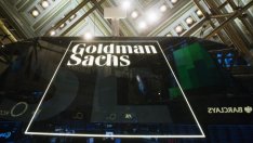 Печалбата на Goldman Sachs намаля наполовина през тримесечието