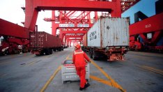 Бързащите да избегнат митата търговци изстреляха износа на Китай през октомври