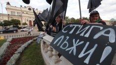 Майки на деца с увреждания на протест с искане за оставка на Валери Симеонов