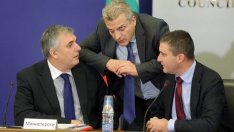 Работодатели и синдикати спориха с Петър Москов за данък "вредни храни"