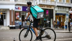 Deliveroo: Търсенето на доставки на храна за вкъщи не отслабва