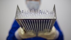 Смелите обещания на Тръмп за Covid-ваксина натежават на доверието в нея