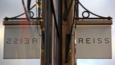 Next увеличава дела си в британската модна къща Reiss