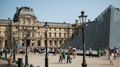 Безценни бижута на френската корона бяха откраднати от Лувъра