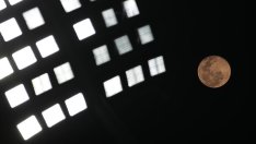 Защо космическите агенции се надпреварват към южния полюс на Луната?