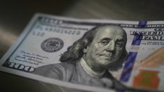 Американският долар удря Европа, докато тя е на колене