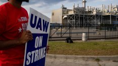 Фабричното производство в САЩ се е свило след стачките на автомобилните работници