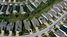 Въпреки спада на цените американците имат почти рекордно богатство, заключено в жилища