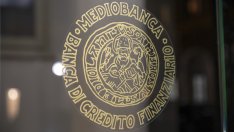Италианска банка иска да се спаси от придобиване с оферта за закупуване на конкурент