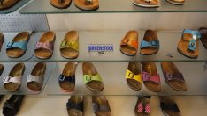 Германският производител на обувки Birkenstock спира продажбите в Amazon