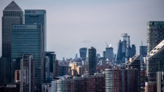 Инвестициите в бизнес имоти в света са се свили наполовина през лятото