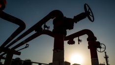 МАЕ: Ваксината срещу COVID е малко вероятно да спаси бързо петролния пазар