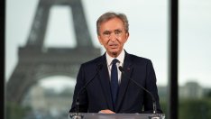 Най-богатият французин настоява Макрон да смени премиера Елизабет Борн