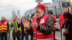 Ожесточени протести срещу пенсионната реформа засилват натиска върху Макрон