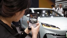 BYD отново хвърля ръкавицата на Tesla за короната сред електромобилите