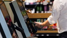 Продажбите на дребно във Великобритания се сринаха с 2,7%