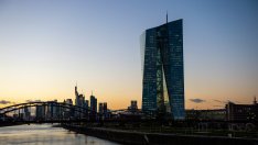 Икономическите надежди на ЕЦБ са в риск, докато потребителите замразяват разходите си