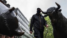 Трейдърите отменят залозите за повишаване на лихвите с появата на новия COVID щам