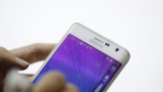 Печалбата на Samsung спада наполовина