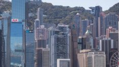 Търговията с акции на най-малко 33 листнати в Хонконг компании е спряна