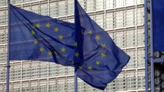 Нестабилност обхваща отслабена Европа, а наблизо се навъртат глобални хищници