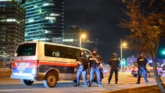 Поне три жертви след терористична атака във Виена