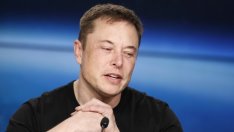 Илон Мъск пита в Twitter какво да прави с акциите си в Tesla